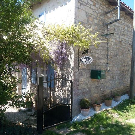 Bed and Breakfast Chat Noir Gite Et Chambre D'Hotes Genouille  Экстерьер фото