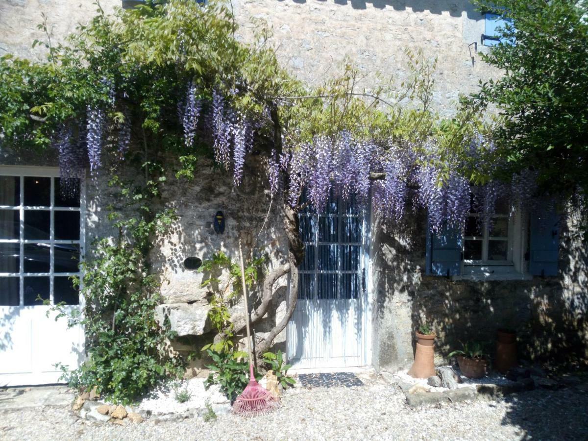 Bed and Breakfast Chat Noir Gite Et Chambre D'Hotes Genouille  Экстерьер фото