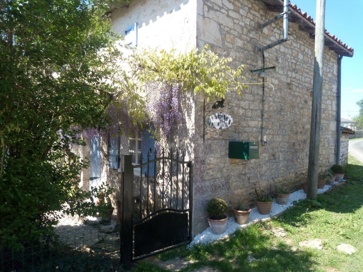 Bed and Breakfast Chat Noir Gite Et Chambre D'Hotes Genouille  Экстерьер фото